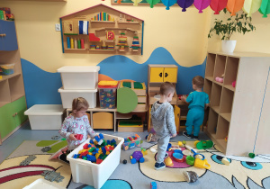 Dzieci bawią się w sali